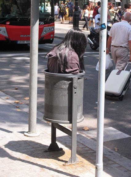 Installation von Mark Jenkins in Barcelona.