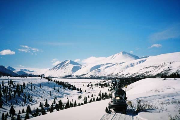 Adrenalin-Rausch: Beliebt sind im Winter Touren mit dem Snow-Mobil.