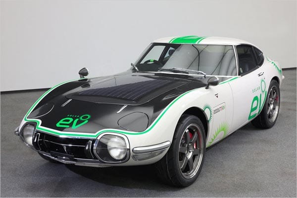 Den Sportwagenklassiker GT 2000 aus den 60er-Jahren rüstet ein Toyota-Fanclub mit Solarzellen auf der Fronthaube aus