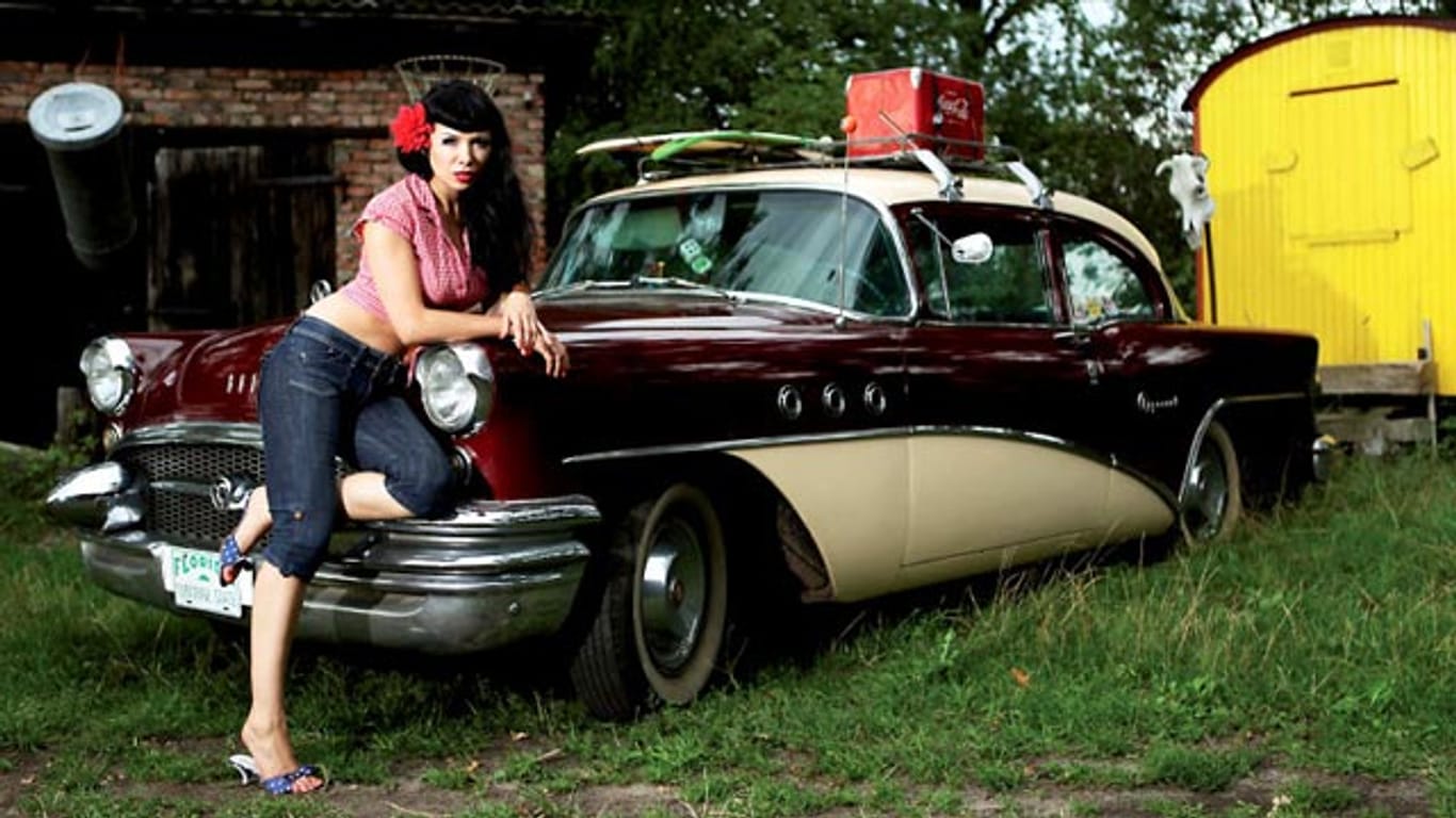 "Girls & legendary US-Cars"-Kalender mit Aufnahmen von Carlos Kellá.