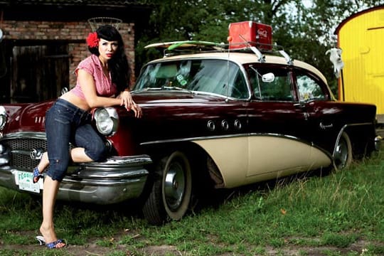 "Girls & legendary US-Cars"-Kalender mit Aufnahmen von Carlos Kellá.