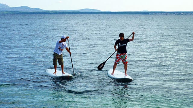 Stand-Up-Paddling in der Bucht vor Alcúdia im Norden Mallorcas.