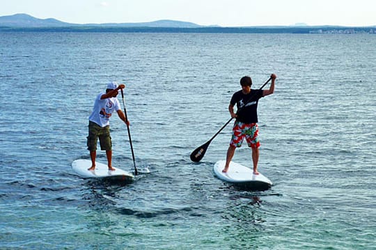 Stand-Up-Paddling in der Bucht vor Alcúdia im Norden Mallorcas.