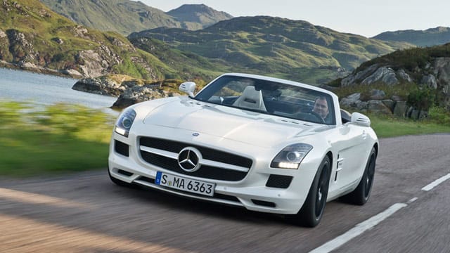 Wer braucht schon Flügeltüren? Der offene Mercedes der SLS AMG Roadster ist viel schöner.