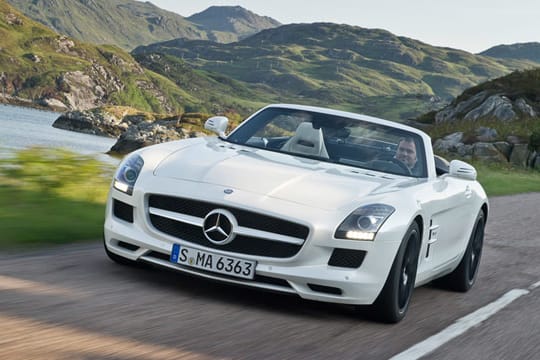 Wer braucht schon Flügeltüren? Der offene Mercedes der SLS AMG Roadster ist viel schöner.