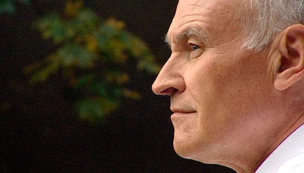 Schmerzhafter Sturz: Wegen des hinter den Erwartungen zurückbleibenden Wahlergebnisses für die CSU bei der Landtagswahl 2008 musste er seinen Rücktritt erklären. Die Unterstützung aus den eigenen Reihen fehlte. Schmerzhafter Sturz: Wegen des hinter den Erwartungen zurückbleibenden Wahlergebnisses für die CSU bei der Landtagswahl 2008 musste er seinen Rücktritt erklären. Die Unterstützung aus den eigenen Reihen fehlte.