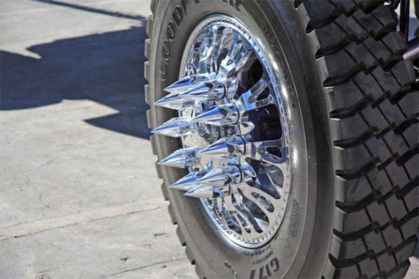 Ben-Hur-Tuning: Auf der Tuningmesse Sema 2011 in Las Vegas wurden die Felgen eines Wagens mit messerscharfen, zentimeterlangen Metallspitzen versehen.