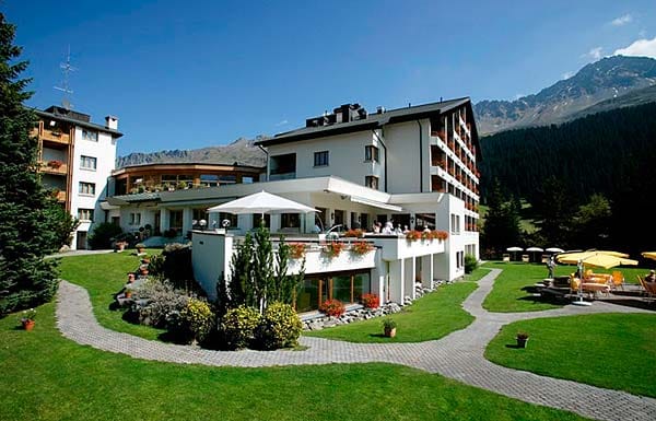 Schweizer Hotel Valbella Inn: Traumhafte Bergkulisse, Seen und saftig grüne Wiesen.