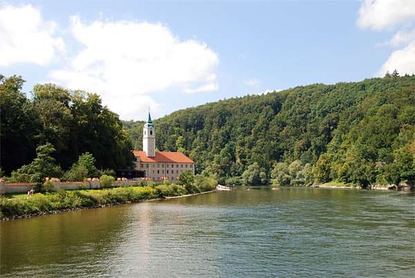 Donauradweg: Donaudurchbruch beim Kloster Weltenburg.