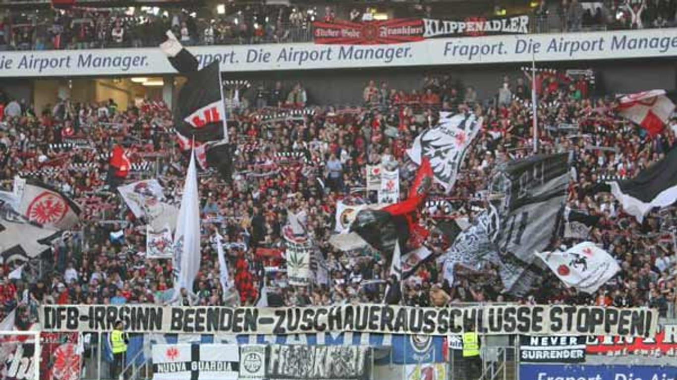 Fans von Eintracht Frankfurt protestieren gegen das Urteil des DFB.