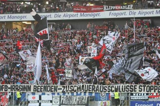 Fans von Eintracht Frankfurt protestieren gegen das Urteil des DFB.