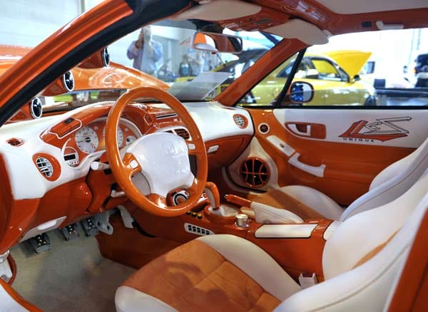 Der Innenraum dieses gepimpten Honda CRX von 1996 ist in Weiß und Orange gehalten.