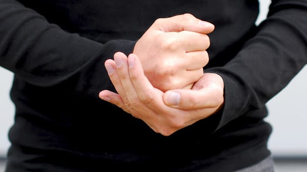 Der Schlag mit der rechten Faust in die linke Hand gilt in Westafrika oft als Zustimmung zu einer Verhandlung. In Teilen Südeuropas und Nordamerikas steht das für "Willst du Ärger?". Und im arabischen Raum gilt die Geste gar als Aufforderung zum Sex.