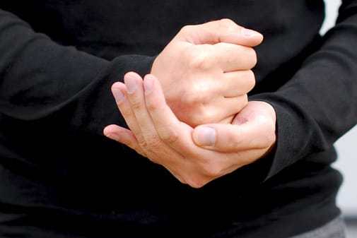 Der Schlag mit der rechten Faust in die linke Hand gilt in Westafrika oft als Zustimmung zu einer Verhandlung. In Teilen Südeuropas und Nordamerikas steht das für "Willst du Ärger?". Und im arabischen Raum gilt die Geste gar als Aufforderung zum Sex.