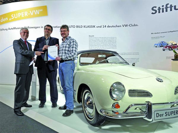 Michael Schaperjahn (r.) fährt den neuen "Super-VW", ein Karmann Ghia Cabriolet.