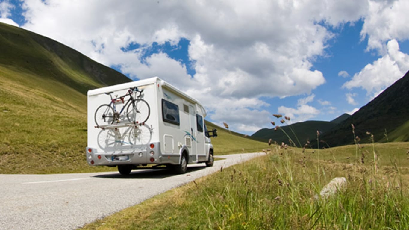 Wohnmobil und Wohnwagen fit für den Camping-Urlaub machen.
