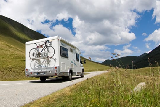 Wohnmobil und Wohnwagen fit für den Camping-Urlaub machen.