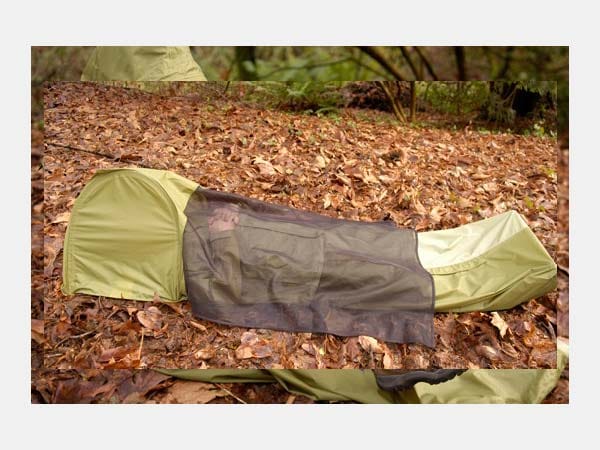 In der Outdoor-Jacke steckt sogar eine Art Zelt.