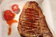 Ein gebratenes T-Bone-Steak braucht nicht viele Beilagen.