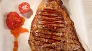 Ein gebratenes T-Bone-Steak braucht nicht viele Beilagen.