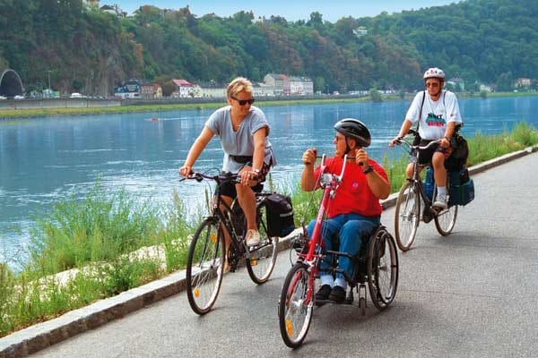 Behindertengerechter Donauradweg bei Linz auf der Strecke von Passau nach Grein.