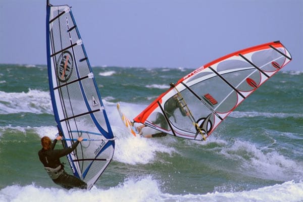 Windsurfen gilt als schwerer zu erlernen.