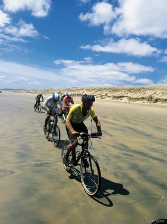 Mit dem Fahrrad entlang der Ninety Mile Beach. Dieser Strand führt von Ahipara bis zur Spitze der Nordinsel.