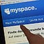 Im Juli 2005 kaufte der Mediengigant News Corp. das soziale Netzwerk MySpace für 580 Millionen Dollar. Der Konzern hoffte auf die Vorherrschaft im lukrativen Zukunftsmarkt der sozialen Netzwerke. Doch dann verlor MySpace den Konkurrenzkampf gegen Facebook. Ende Juni 2011 verkaufte News Corp. MySpace für nur noch 35 Millionen Dollar an den Werbeweiterverkäufer Specific Media.