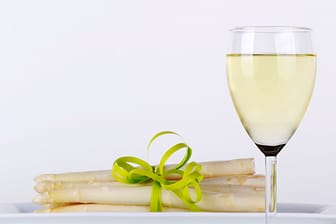 Weißwein ist der ideale Begleiter von Spargelgerichten.