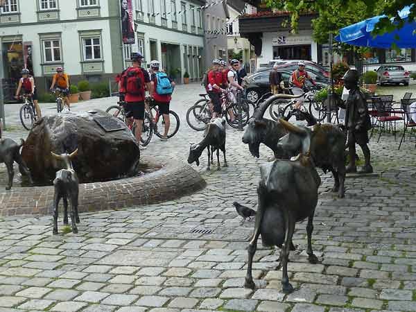 Radfahrer rasten in Immenstadt