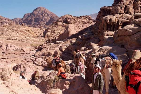 Touristen beobachten Jordaniens felsige Landschaft.