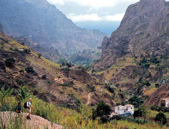 Wanderer können in der Stille der Terrassenlandschaft von Gomera abschalten.