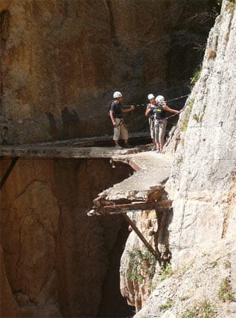 Klettersteig-Geher auf dem Camino del Rey.