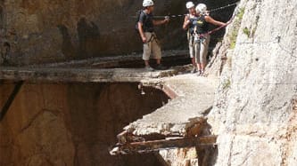 Klettersteig-Geher auf dem Camino del Rey.