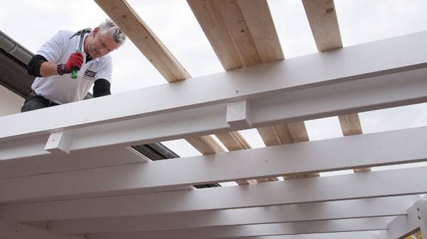 Einen Carport kann der Heimwerker mit Hilfe eines Bausatzes leicht selbst errichten.