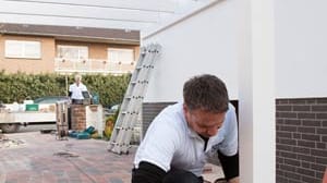 Carport-Pfosten werden an einbetonierten Trägern befestigt.