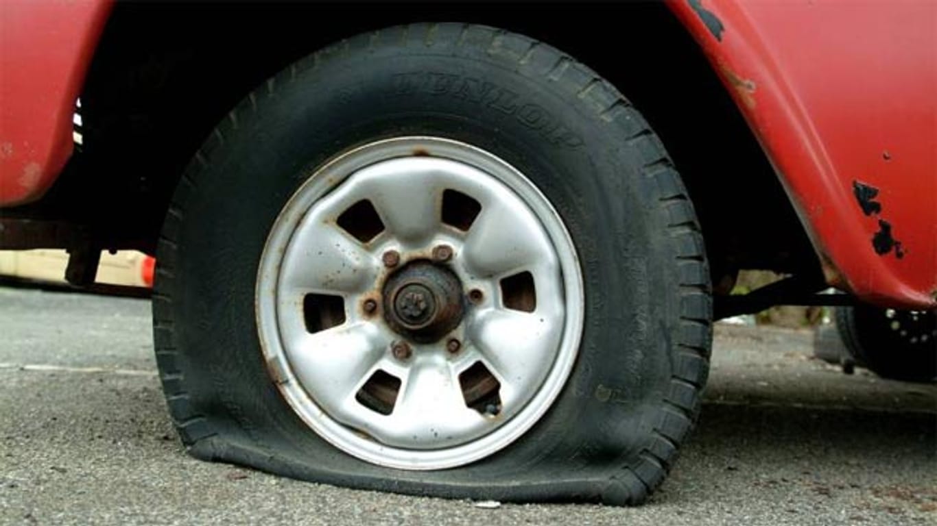 Reifenpannenset oder Ersatzreifen: Eine Reifenpanne lässt sich auf verschiedene Wege beheben.