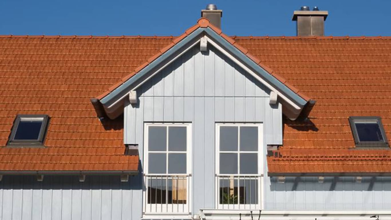 Eine Satteldachgaube fügt sich besonders harmonisch in das typische Satteldach ein, da es die Dachform sozusagen im Miniaturformat widerspiegelt.