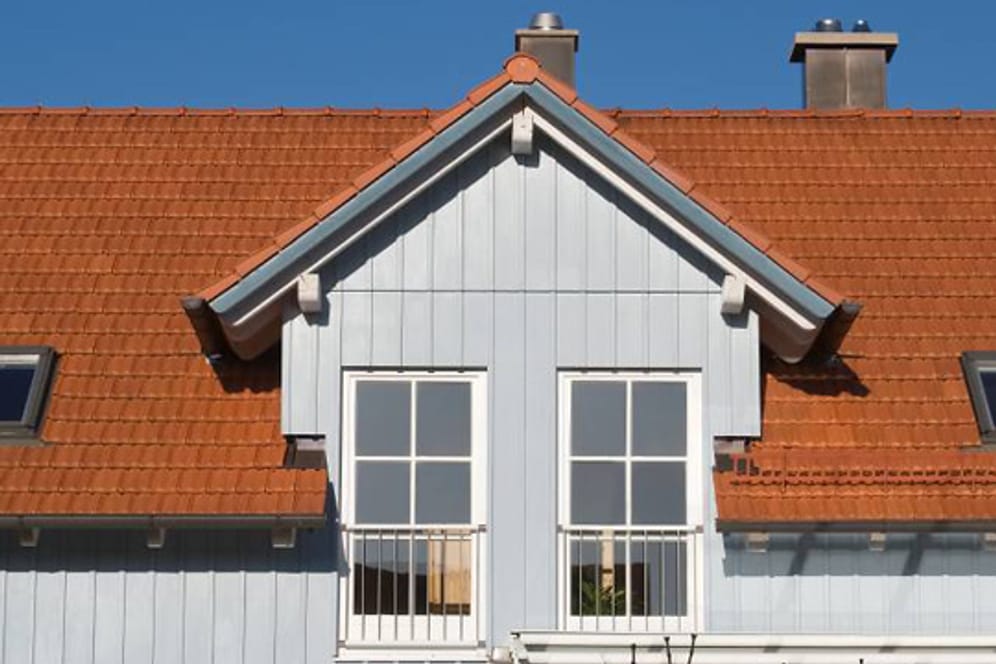 Eine Satteldachgaube fügt sich besonders harmonisch in das typische Satteldach ein, da es die Dachform sozusagen im Miniaturformat widerspiegelt.