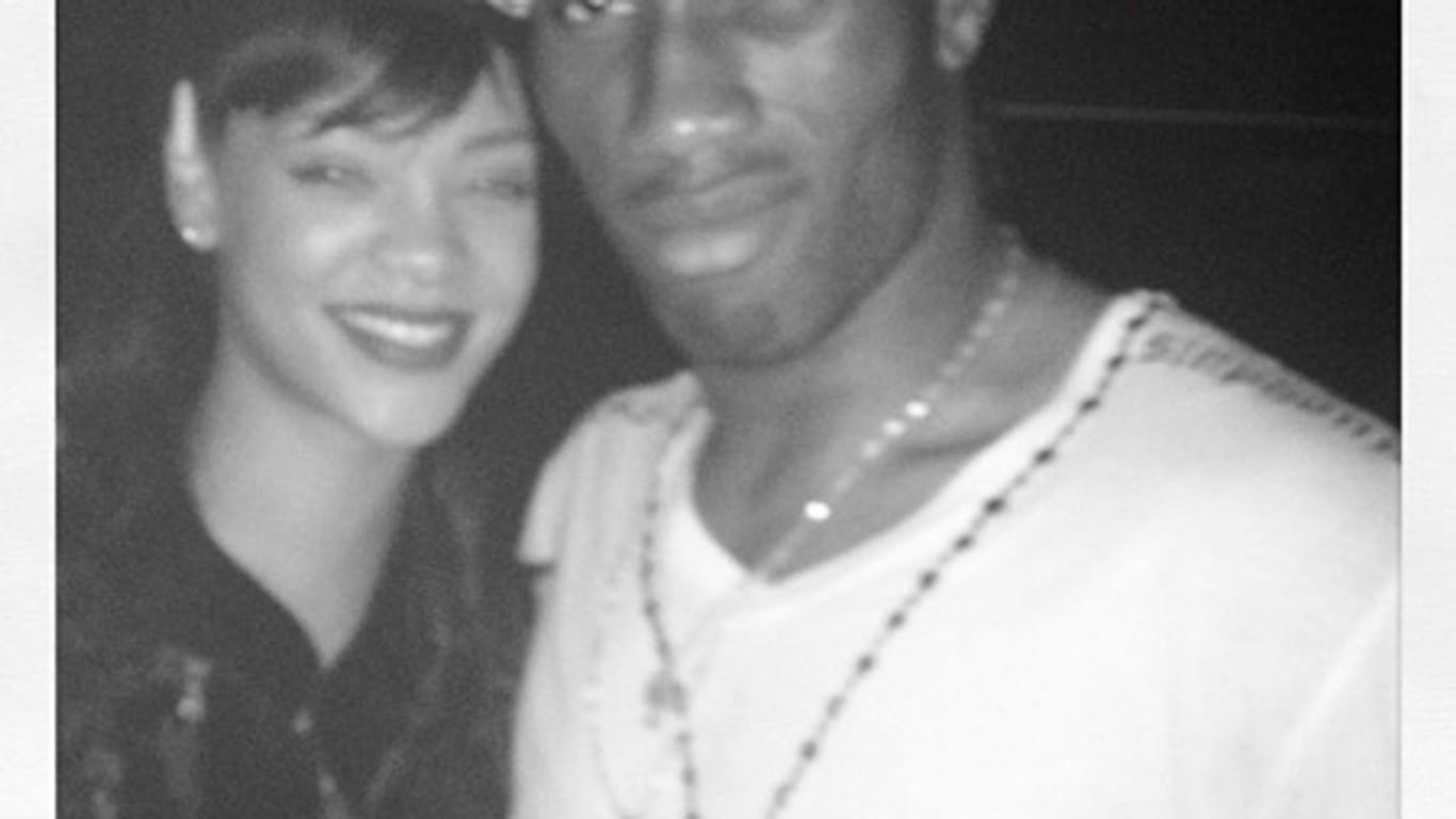 Rihanna posiert im Londoner Club Boujis mit Bayernschreck Drogba.