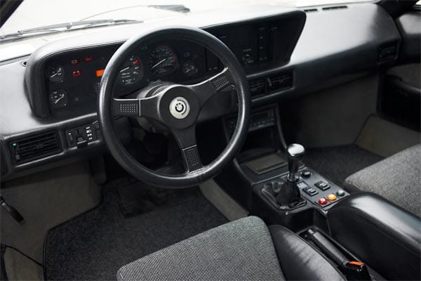 Das nüchterne Cockpit des BMW M1 wirkte nicht luxuriös.