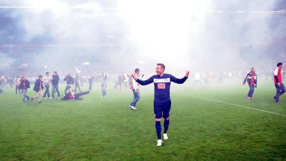 Die Fans stürmen den Platz - Herthas Lell versteht die Welt nicht mehr. Die Fans stürmen den Platz - Herthas Lell versteht die Welt nicht mehr.