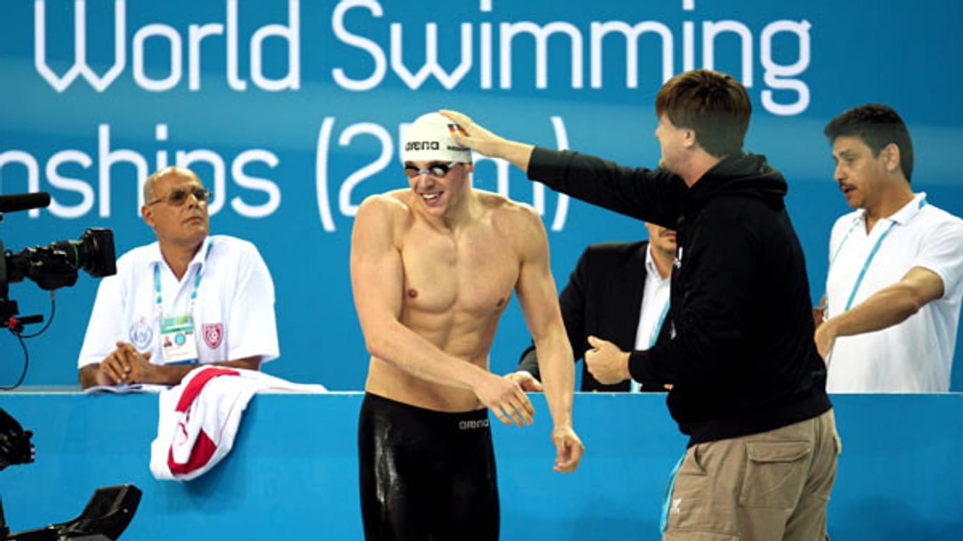 Paul Biedermann (li.) wird bei der Schwimm-WM 2010 von Trainer Frank Embacher beglückwünscht.