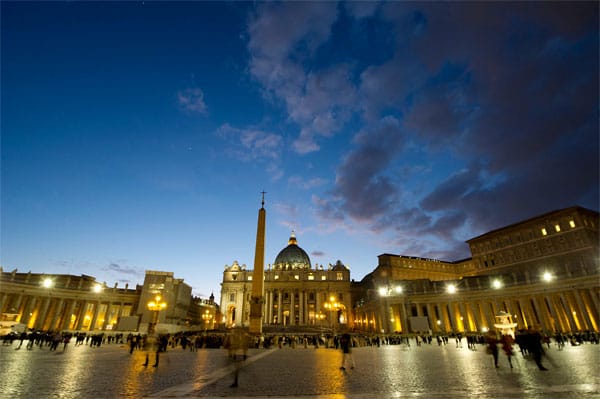 Mit 0,44 Quadratkilometern Fläche führt die Vatikanstadt das Ranking der kleinsten Länder weltweit an. Auch die Einwohnerzahl des Staates ist vernichtend gering. Gerade mal rund 1000 Menschen leben dauerhaft in der Enklave, deren Oberhaupt der Papst ist.