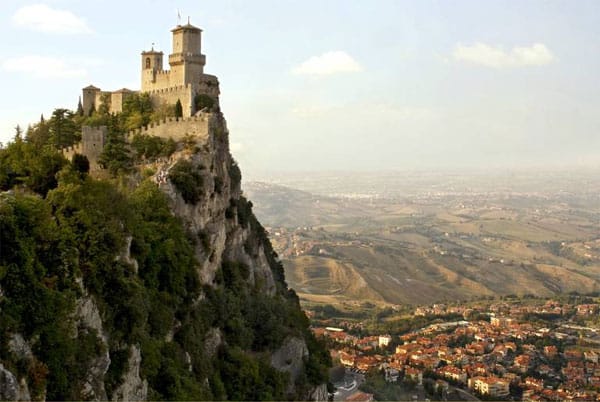 Platz fünf in dem Ranking belegt ein Staat, der sogar seine eigene Euro-Prägung besitzt: Zwischen der italienischen Emilia-Romana und Marken liegt das 61 Quadratkilometer kleine San Marino.