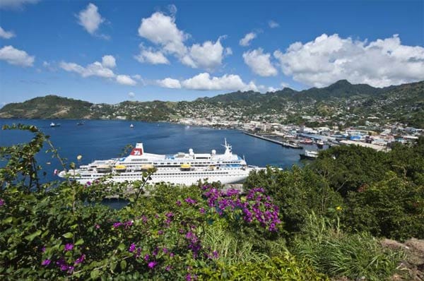 Der ebenfalls karibische Inselstaat St. Vincent und die Grenadinen belegt mit 388 Quadratkilometern Platz 13. Dieses Kreuzfahrtschiff ankert vor Kingston Harbour.