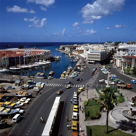 Auf Platz 14 liegt Barbados mit 430 Quadratkilometern. Im Bild ist Bridgetown zu sehen.