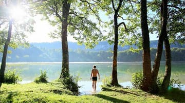 Im Buch "Wild Swimming France" stellt Daniel Start wilde und einsame Badestellen vor, wie den Lac d'llay in der Jura-Region.