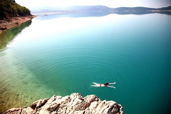 Der Lac de St. Croix in der Provence ist einer der größten Stauseen des Landes. Er bleibt oft bis Oktober angenehm warm.
