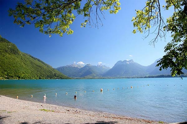 Der Lac d'Annecy wird von Thermal-Quellen gewärmt und ist umgeben von wunderbarem Alpenpanorama.